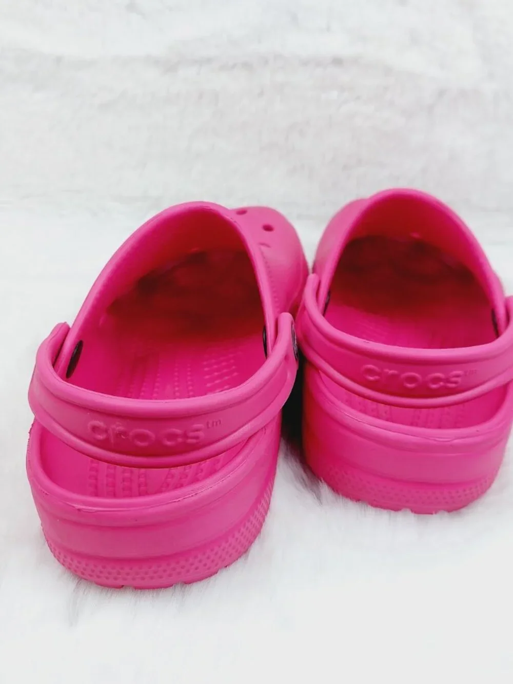 Crocs Girls Kids Vibrant Pink Croslite Lightweight Classic Slip-On Clogs Size 6